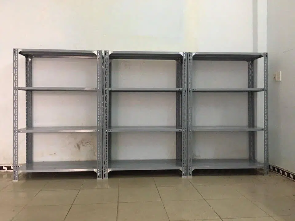 Kệ sắt không bị ảnh hưởng bởi các yếu tố môi môi trường