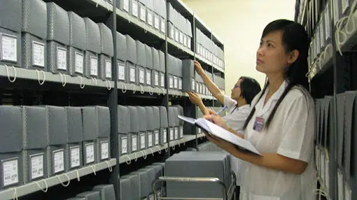 Kệ sắt có tác dụng thuận tiện cho việc truy xuất tài liệu